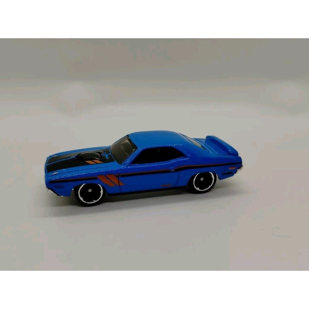HOT WHEELS 2016 THEN AND NOW SERIES 71 DODGE CHALLENGER